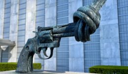 Non-Violence_sculpture_(The_Knotted_Gun)_at_UNHQ_in_New_York_01