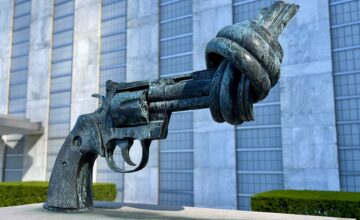 Non-Violence_sculpture_(The_Knotted_Gun)_at_UNHQ_in_New_York_01